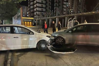 Niğde’de otomobil direğe ve park halindeki araca çarptı: 1 yaralı