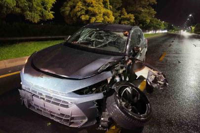 Niğde’de refüje çıkarak, ağaca çarpan SUV araç kullanılamaz hale geldi