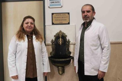 Okul müdürü ve yardımcısı, öğrencilere örnek olmak için okul koridorunda hayır çeşmesi kurdu