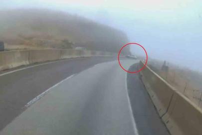 Önünde seyreden otomobil refüje çarptı, tır sürücüsü neye uğradığını şaşırdı