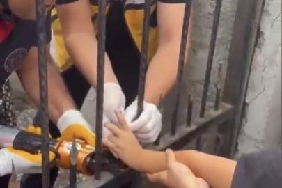 Osmaniye’de korkuluğa saplanan çocuğun parmağını itfaiye kurtardı