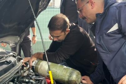Otomobilin motor kısmına saklanan kedi oksijen gazı basılarak çıkarıldı