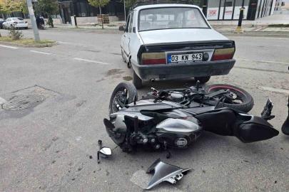 Otomobille çarpışan motosiklet sürücüsü yaralandı