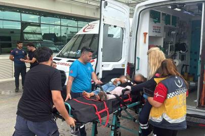 Otoyolda minibüs ve 2 tırın karıştığı kazada 11 kişi yaralandı