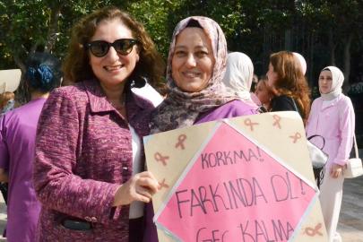 Pembe kurdeleli farkındalık yürüyüşü