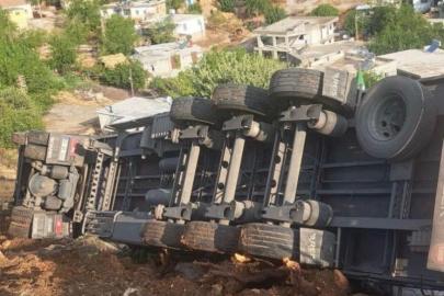 Rampada kontrolden çıkan tır devrildi: 1 yaralı