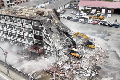 Rize İl Özel İdaresi’nin riskli binalarında yıkım başladı