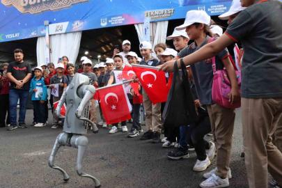 Robot köpek çocukların ilgi odağı oldu