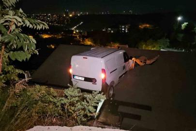 Sarıyer’de kontrolden çıkan araç evin çatısına uçtu: 1 yaralı