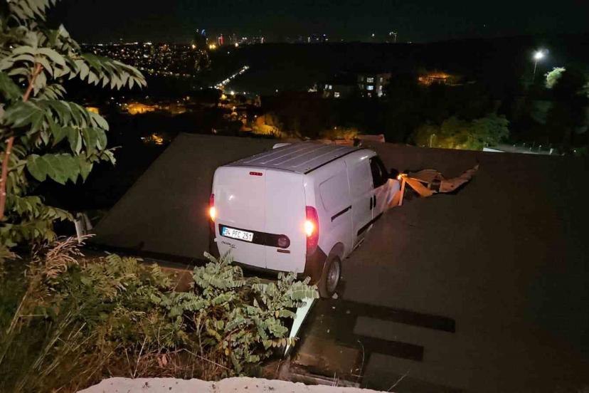 Sarıyer’de kontrolden çıkan araç evin çatısına uçtu: 1 yaralı