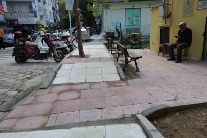 Şehzadeler’de tarihi yapının kaldırımları yenilendi