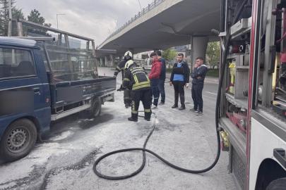 Seyir halindeki kamyonetin lastiği yandı