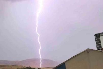 Siirt’te tarlaya yıldırım düştü