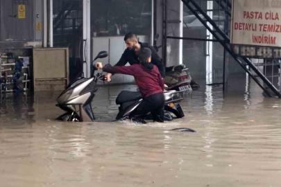 Silifke sele teslim: Dereler taştı, araçlar sular altında kaldı