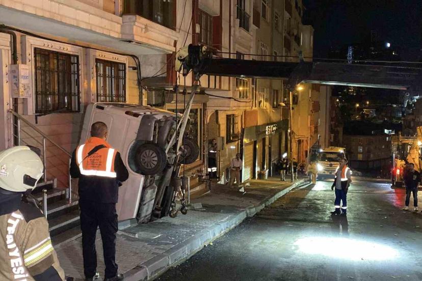 Şişli’de pazarcının panelvanı tezgahlara çarparak apartman boşluğuna düştü