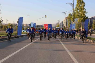 Sivas’ta yüzlerce kişi çevre dostu ulaşım için pedal çevirdi