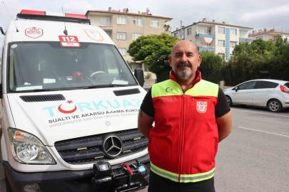 Su altında kalan mezarların başında dua etti