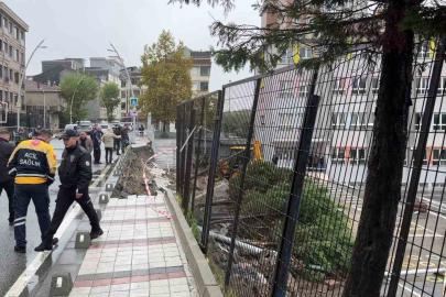 Sultangazi’de sağanak yağış nedeniyle okulun istinat duvarı çöktü