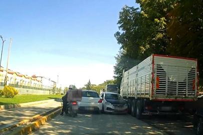 Sürücülerin zor anları: Sokakta ters yöne girdi, kaza ramak kala önlendi