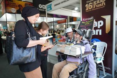 Tek parmağıyla 27 kitap yazdı