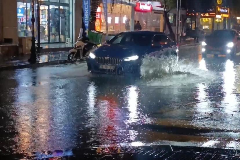 Tekirdağ’da şiddetli yağış: Cadde göle döndü, sürücüler zorlandı