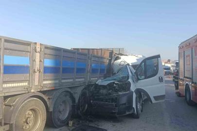 Tıra çarpan minibüs hurdaya döndü: 1 yaralı