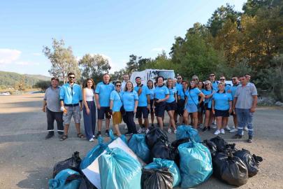 Turizm rehberleri ve belediye ekipleri çamlı sahilini temizledi