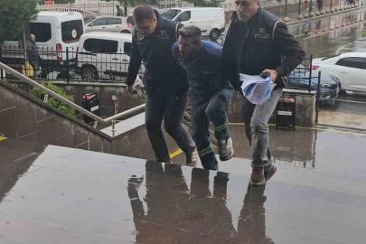 Türk Bayrağı üzerinde provokasyon yapan şahıs, ‘Halkı yanıltıcı bilgiyi yaymak’ suçundan tutuklandı