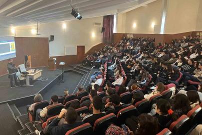 Üniversite öğrencilerine uyuşturucuyla mücadele eğitimi verildi