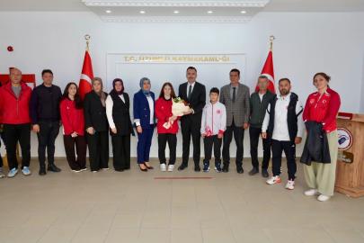 Üzümlü’de başarılı güreşçiler kaymakamlıkta ağırlandı