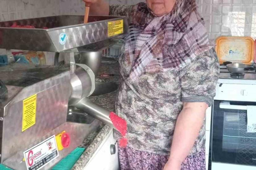 Uzunköprü’de kadınlara salça makinesi desteği