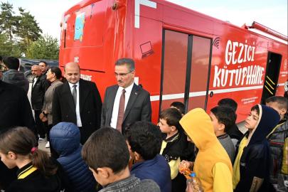 Vali Aydın Baruş, gezici kütüphanede çocuklarla bir araya geldi