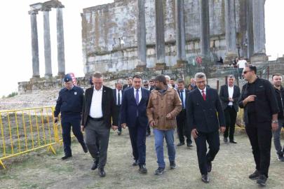 Vali Işın, Aizanoi Antik Kenti’ndeki kazı çalışmalarını inceledi