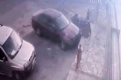 Vitesi karıştıran sürücü kaldırımda oturan şahsa çarptı