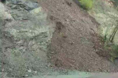 Yayla yolunda toprak kayması yaşandı
