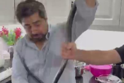 "Yılancı Kemal" 2 metrelik yılanı 4 saatlik mücadele sonunda çıplak elleriyle yakaladı