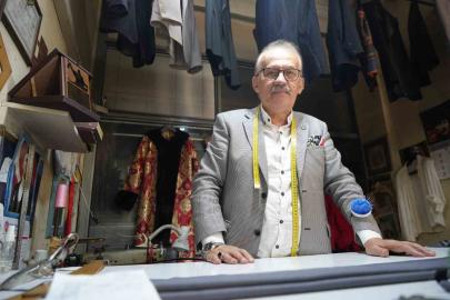"Yılın Ahisi" 60 yıllık terziden meslektaşlarına tavsiye: "Kaliteli iş yapın, para sizi bulur"