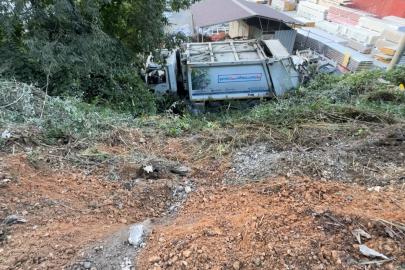 Yol vermek isterken çöp kamyonuyla 10 metrelik şarampole devrildiler: 3 yaralı