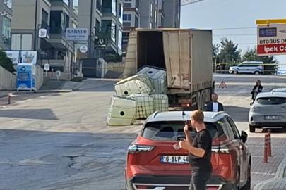 Yola dökülen asit mahalleyi kapattırdı