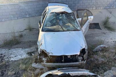 Yozgat’ta refüje çarpan otomobil devrildi, 3 kişi yaralandı
