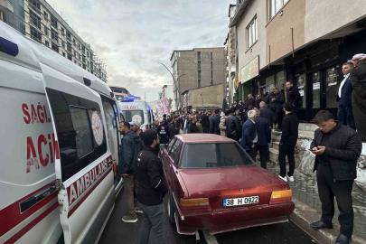 Yüksekova’da sokak ortasında taşlı sopalı kavga: 4 kişi yaralandı