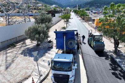 Yunusemre Emlakdere’de 2 kilometrelik yol sıcak asfaltla yenilendi
