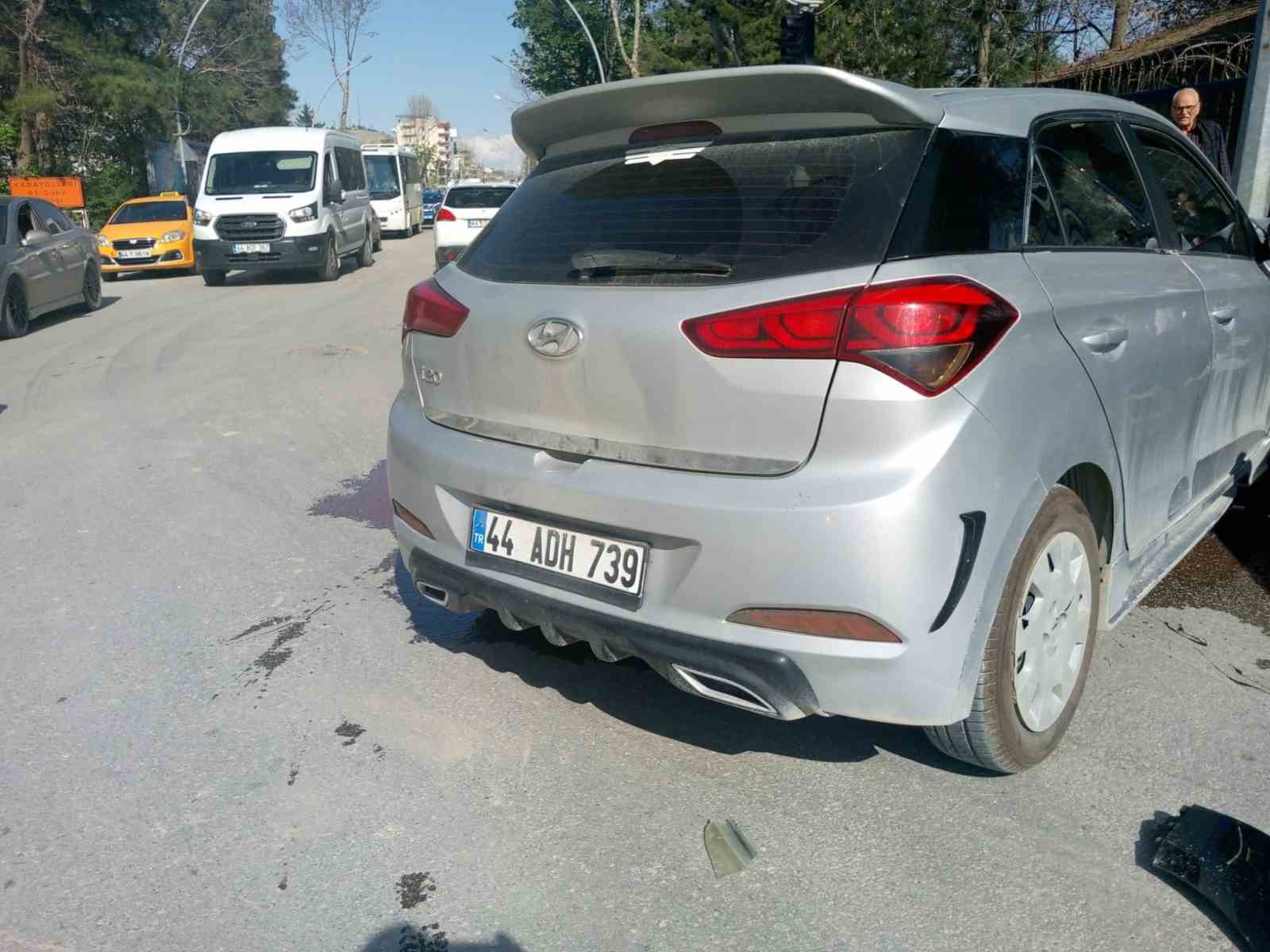 Malatya’da iki araç çarpıştı: 3 yaralı