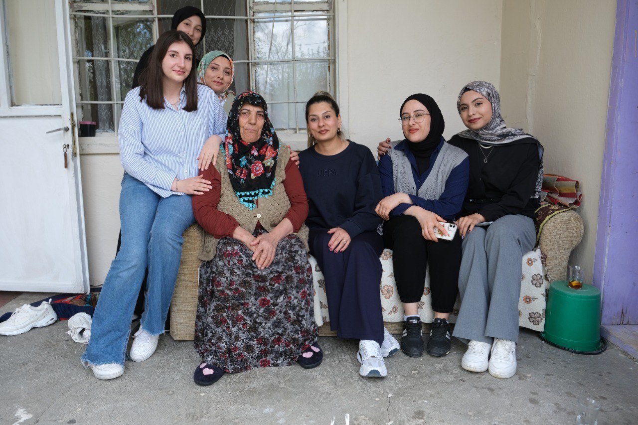 Üniversite öğrencilerinden yardıma muhtaç yaşlılara vefa örneği