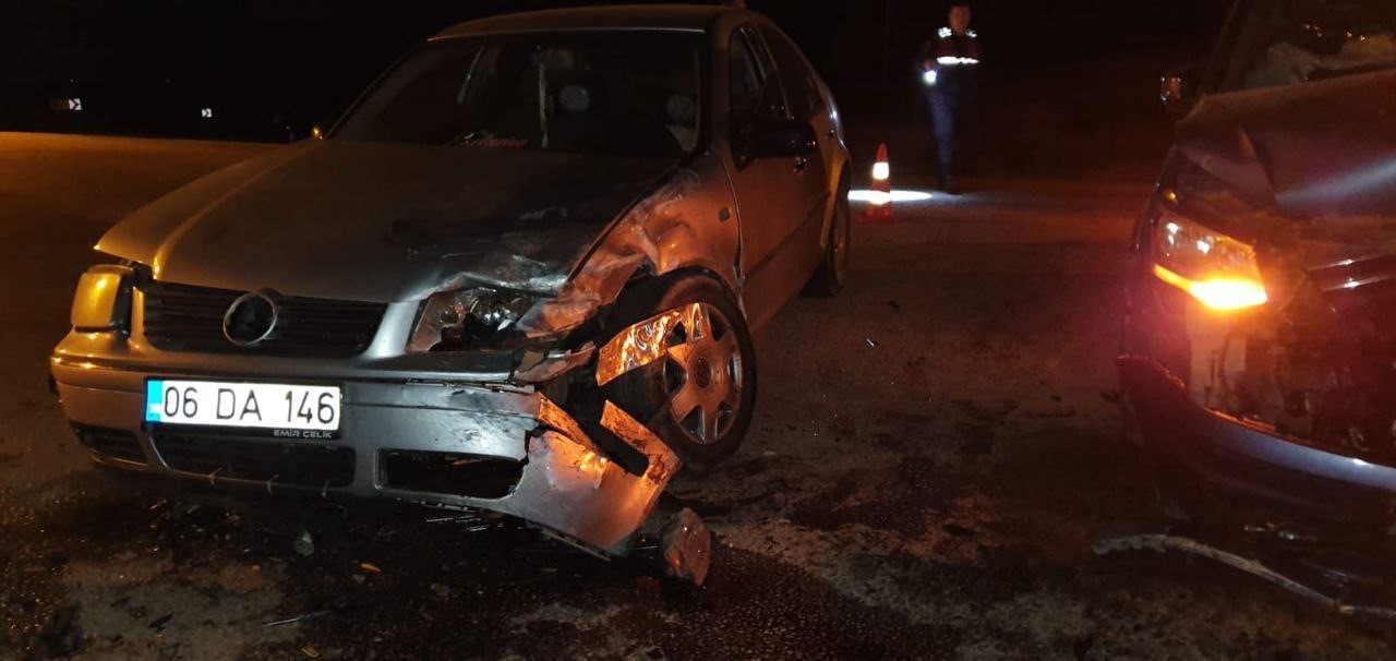 Yalvaç’ta kafa kafaya çarpışan iki araçta 3 kişi yaralandı