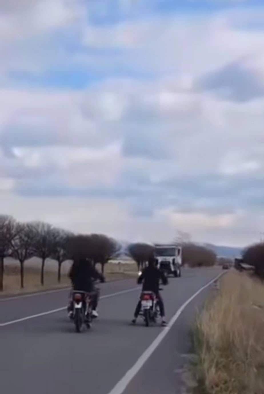 Karayolunda akrobatik hareketler yapan motosikletliler yakalandı
