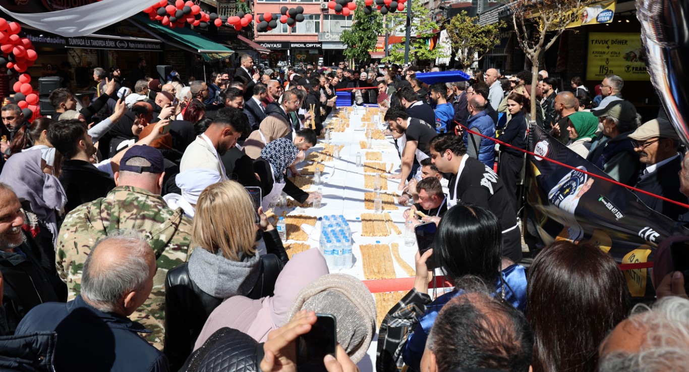 5 dakikada 11 metre börek yedi, 10 gram altının sahibi oldu