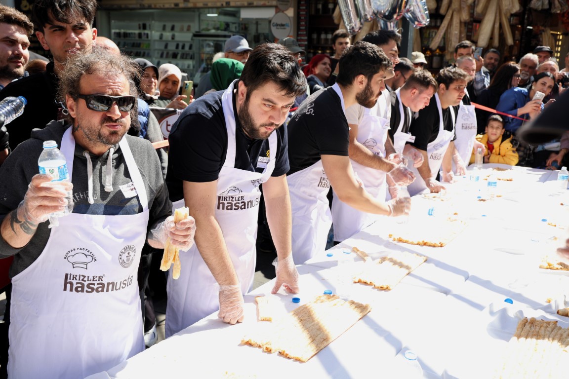 5 dakikada 11 metre börek yedi, 10 gram altının sahibi oldu