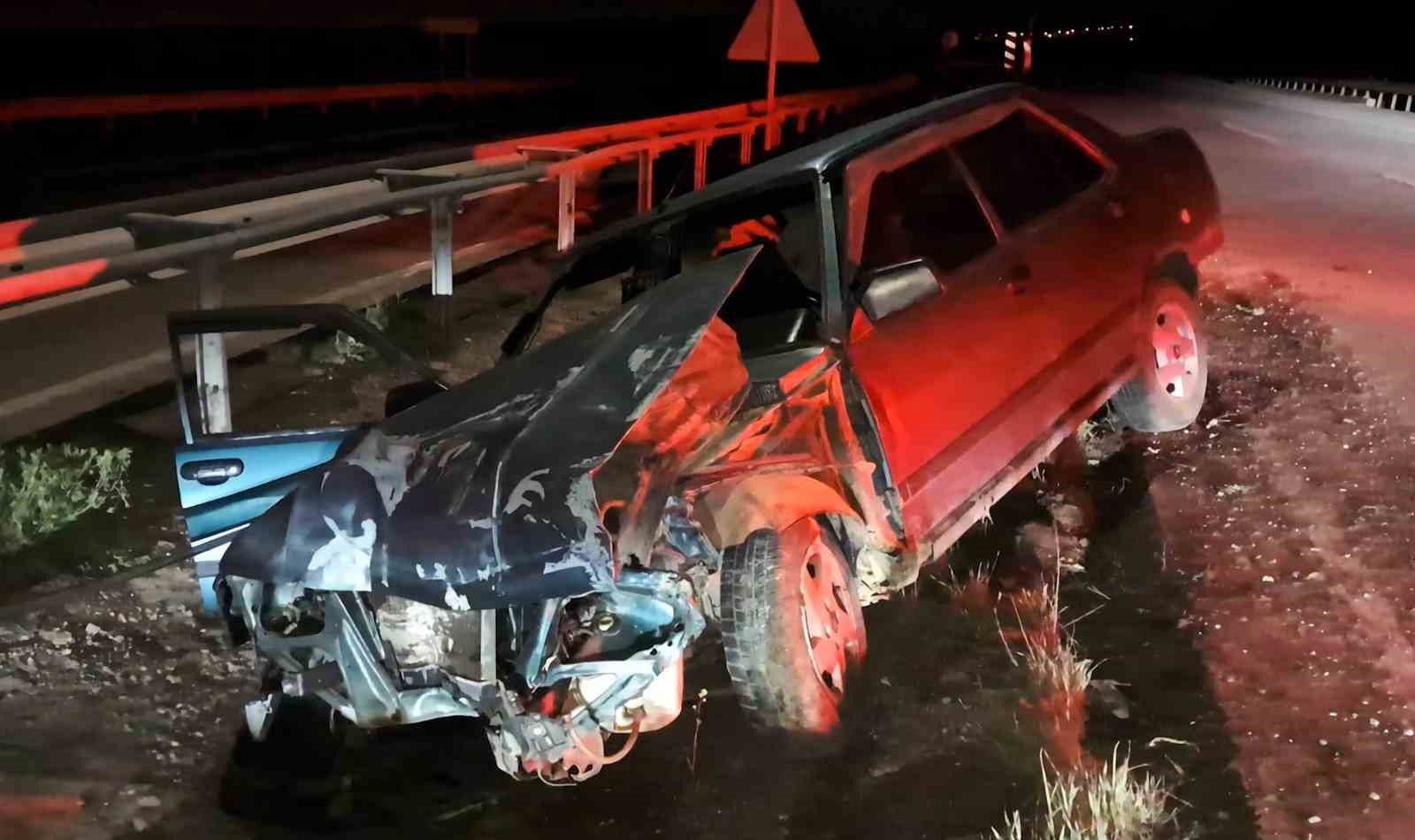Kaza yapan otomobilin sürücüsü, yaralıları bırakıp ortadan kayboldu