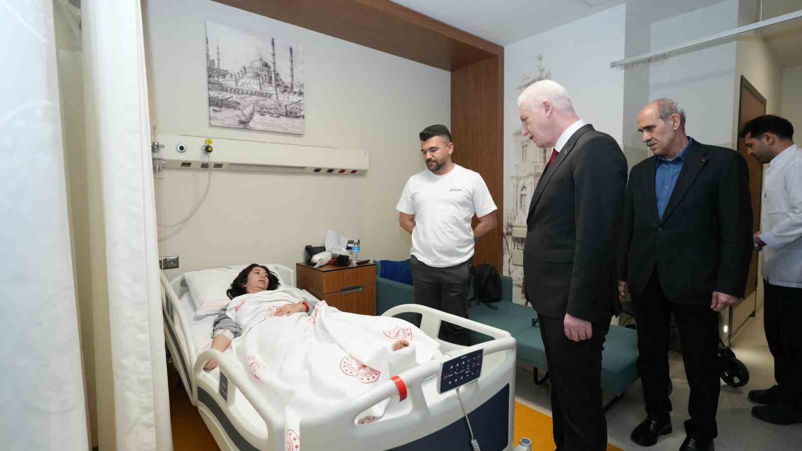 İstanbul Valisi Davut Gül depremde yaralanan vatandaşları ziyaret etti
